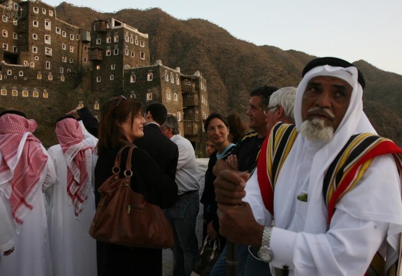 أهالي عسير يستقبلون السيّاح بالترحيب وسط الأجواء الخلابة
