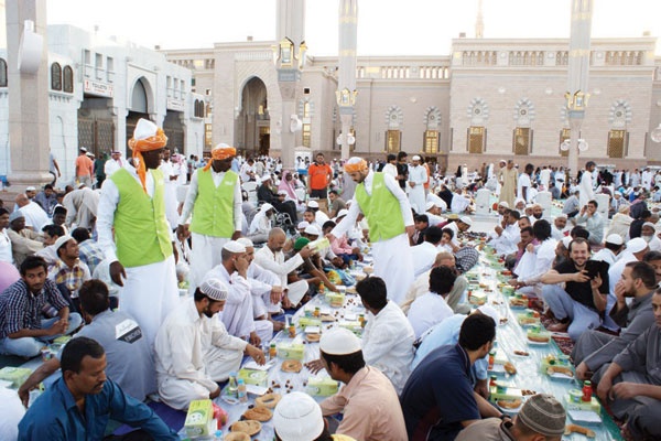 «زين السعودية» تقدم آلاف الوجبات
 في الحرمين الشريفين
