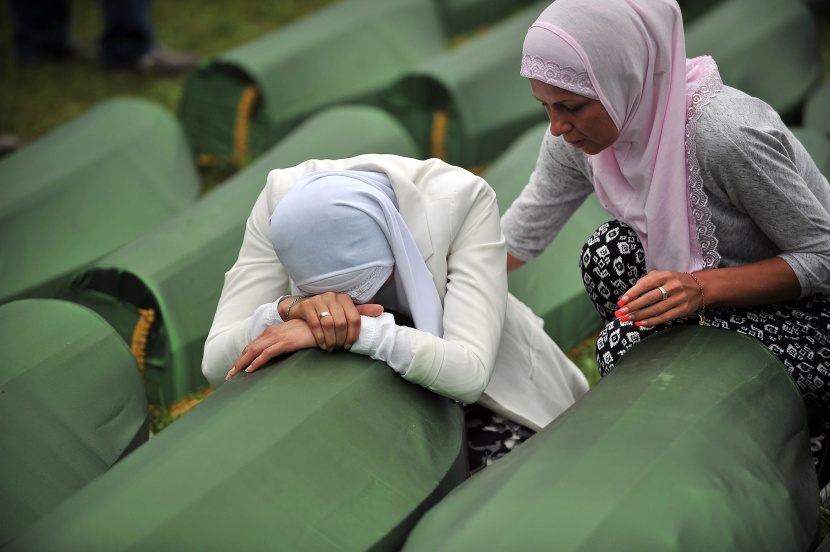 قصة مصورة: آلاف يحيون الذكرى الـ19 لمجزرة سريبرينيتسا في البوسنة