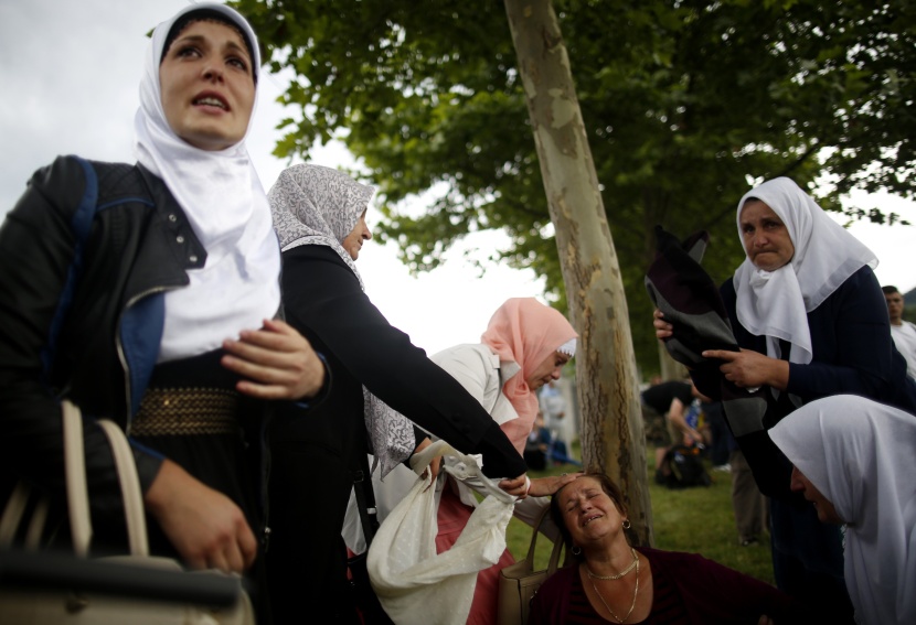 قصة مصورة: آلاف يحيون الذكرى الـ19 لمجزرة سريبرينيتسا في البوسنة