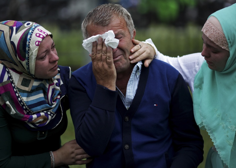 قصة مصورة: آلاف يحيون الذكرى الـ19 لمجزرة سريبرينيتسا في البوسنة