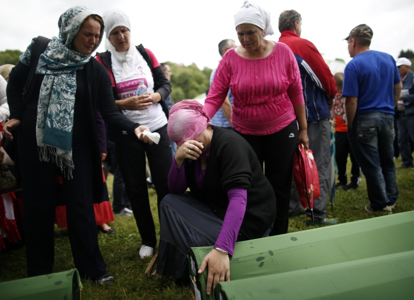 قصة مصورة: آلاف يحيون الذكرى الـ19 لمجزرة سريبرينيتسا في البوسنة