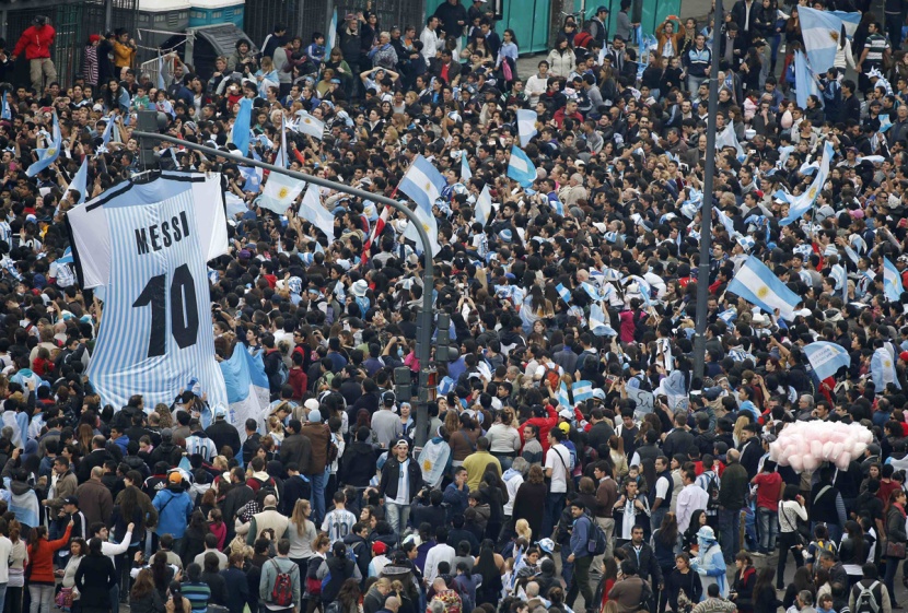 قصة مصورة : رئيسة الارجنتين وشعبها يستقبلون نجوم التانجو