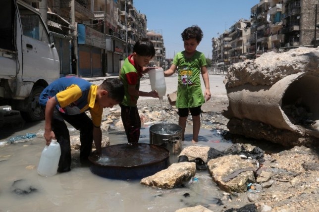 حفر الغارات الجوية تتحول إلى "برك سباحة" في حلب