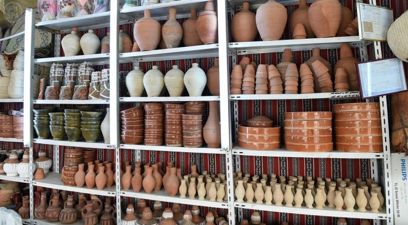 قصة مصورة : الأواني القديمة تزيّن السفرة الرمضانية في نجران