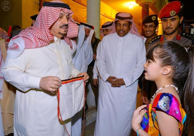 قصة مصورة: أمير القصيم يرعى فعاليات مهرجان " تراث حرفة الرمضاني "