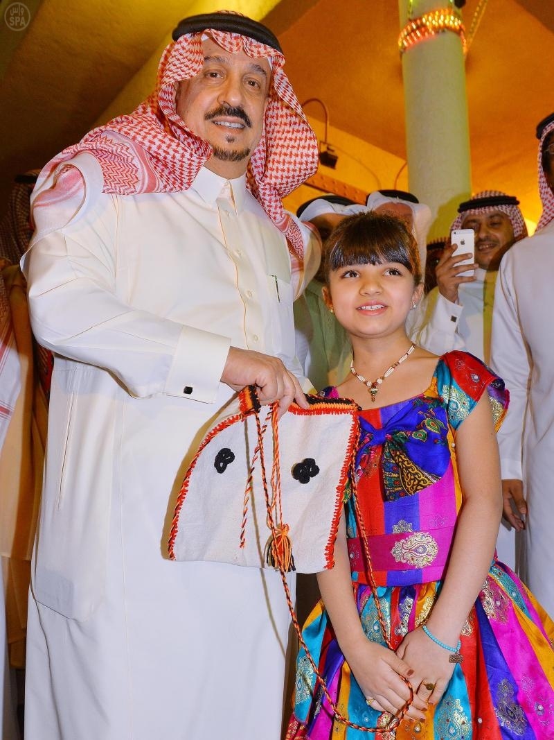 قصة مصورة: أمير القصيم يرعى فعاليات مهرجان " تراث حرفة الرمضاني "