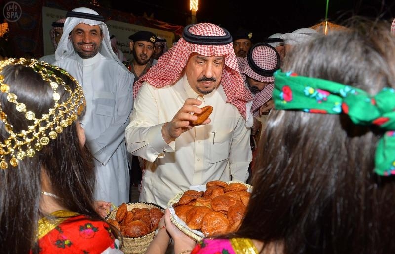 قصة مصورة: أمير القصيم يرعى فعاليات مهرجان " تراث حرفة الرمضاني "