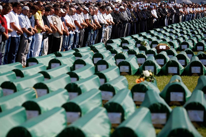قصة مصورة : البوسنة تدفن 284 من ضحايا الحرب