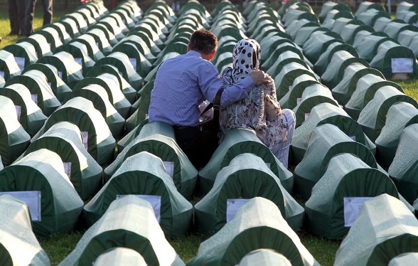 قصة مصورة : البوسنة تدفن 284 من ضحايا الحرب