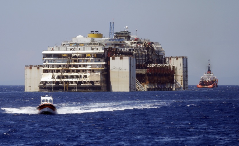 قصة مصورة: إزالة حطام السفينة السياحية الغارقة "كوستا كونكورديا"
