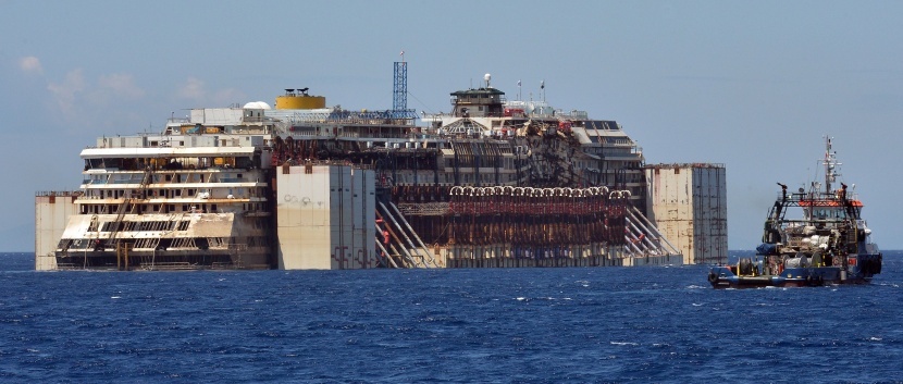 قصة مصورة: إزالة حطام السفينة السياحية الغارقة "كوستا كونكورديا"