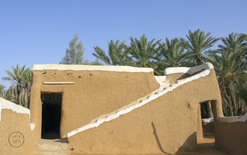 قصة مصورة: روحانية المساجد الطينية تستقطب المصلّين في القصيم