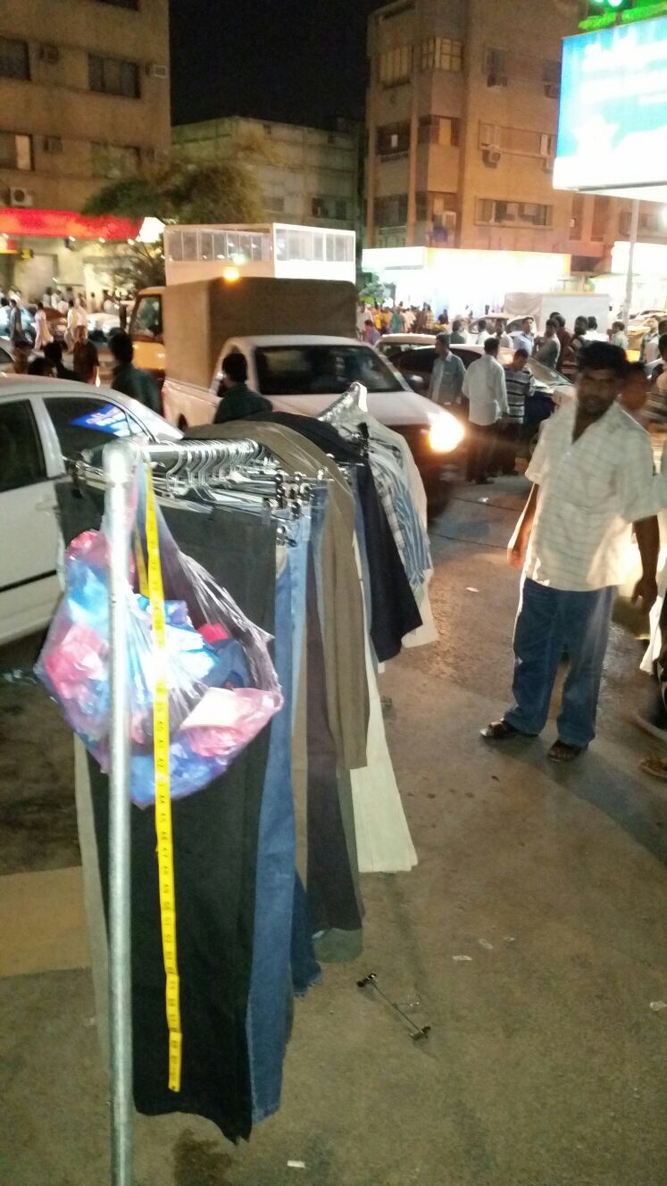 أمانة الرياض تصادر 500 قطعة ملابس مستعملة من الباعة الجائلين