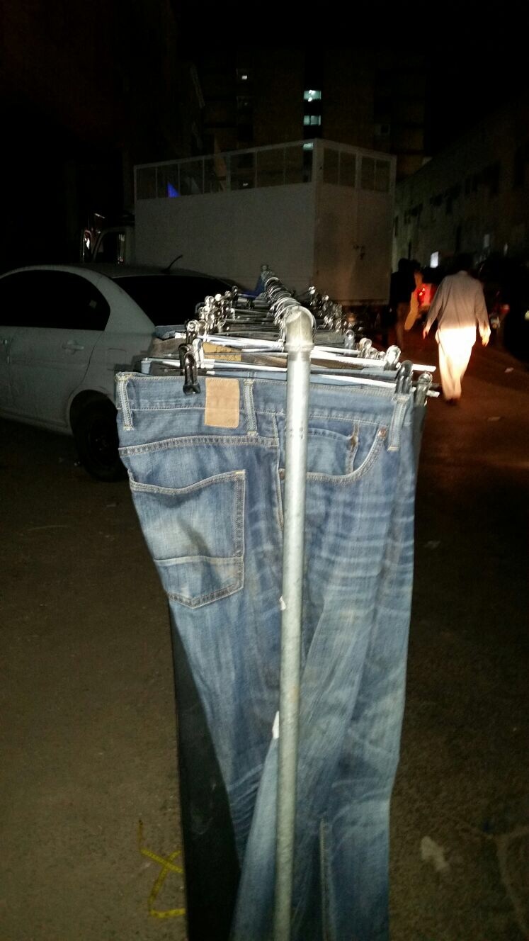 أمانة الرياض تصادر 500 قطعة ملابس مستعملة من الباعة الجائلين