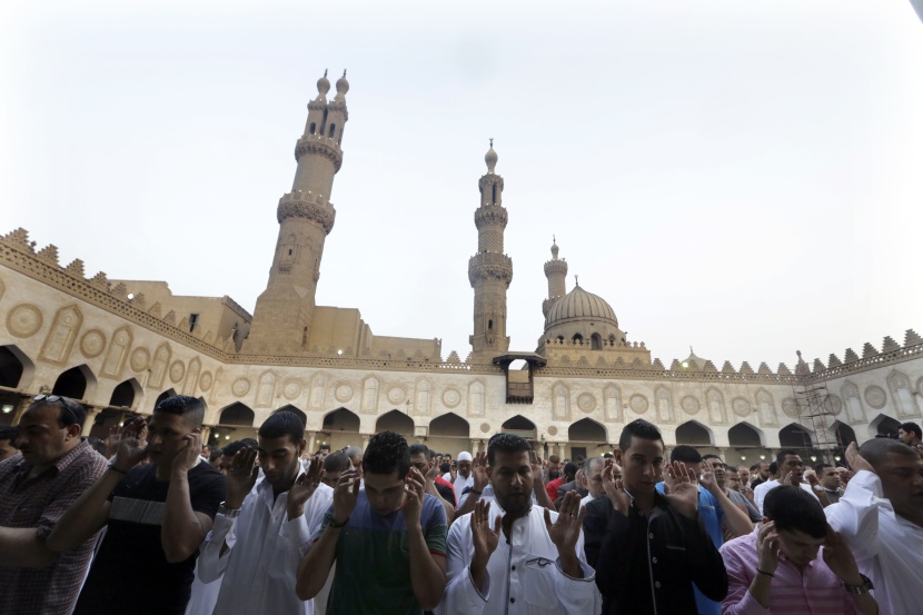 قصة مصورة : المسلمون يحتفلون بعيد الفطر المبارك