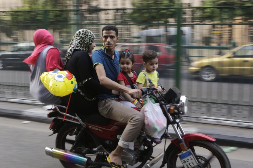 قصة مصورة : المسلمون يحتفلون بعيد الفطر المبارك
