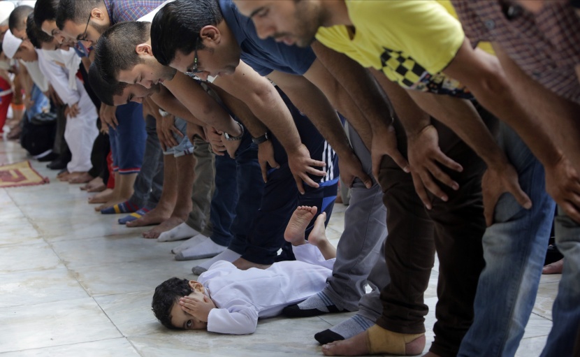 قصة مصورة : المسلمون يحتفلون بعيد الفطر المبارك