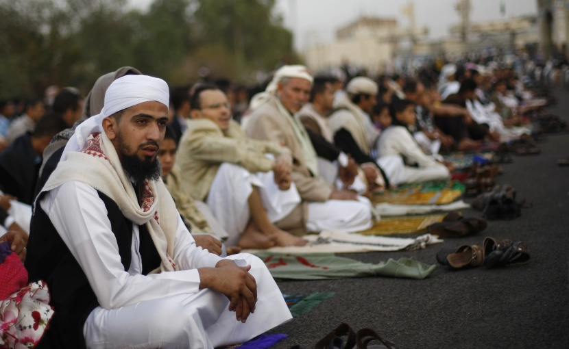 قصة مصورة : المسلمون يحتفلون بعيد الفطر المبارك