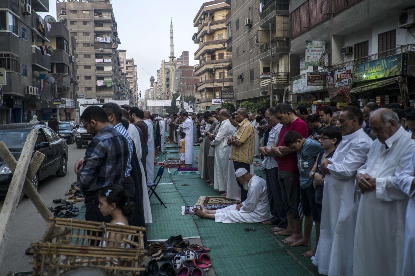 قصة مصورة : المسلمون يحتفلون بعيد الفطر المبارك