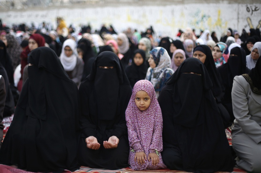 قصة مصورة : المسلمون يحتفلون بعيد الفطر المبارك