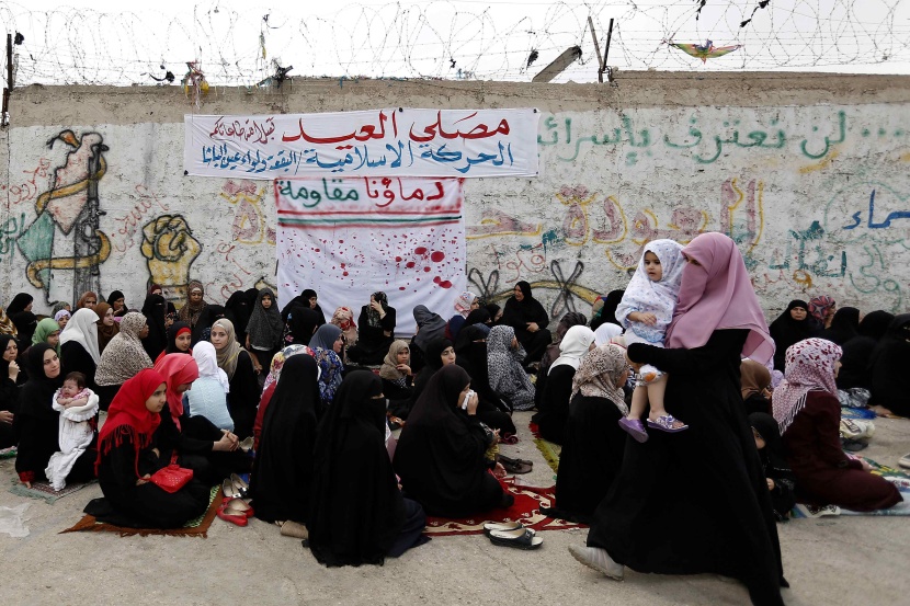 قصة مصورة : المسلمون يحتفلون بعيد الفطر المبارك
