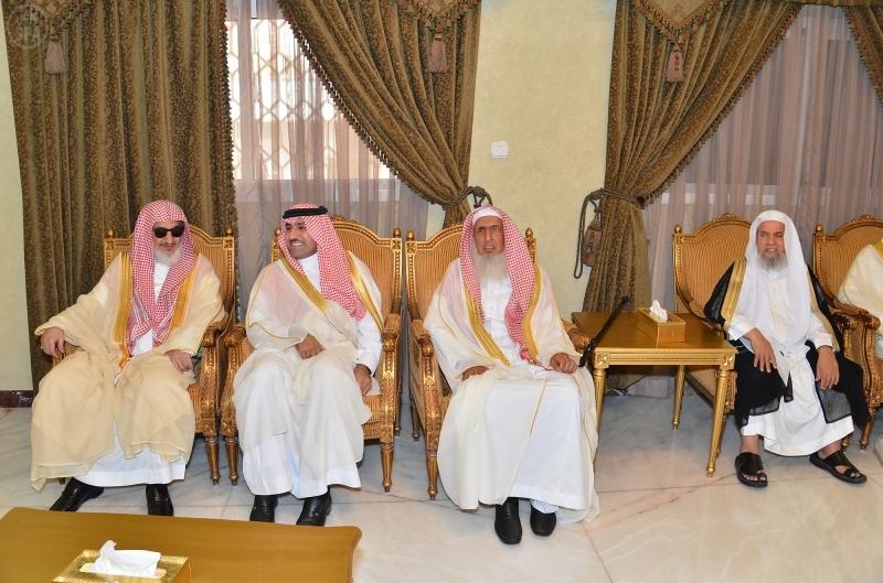 أمير الرياض يستقبل الأمراء  والعلماء وكبار المسؤولين وجمعا من المواطنين