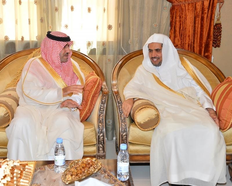 أمير الرياض يستقبل الأمراء  والعلماء وكبار المسؤولين وجمعا من المواطنين