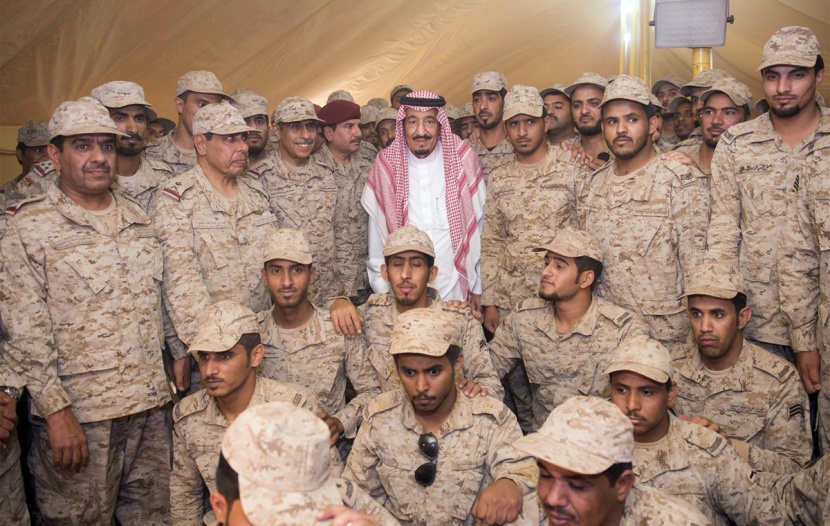 قصة مصورة : ولي العهد يعايد القوات المسلحة