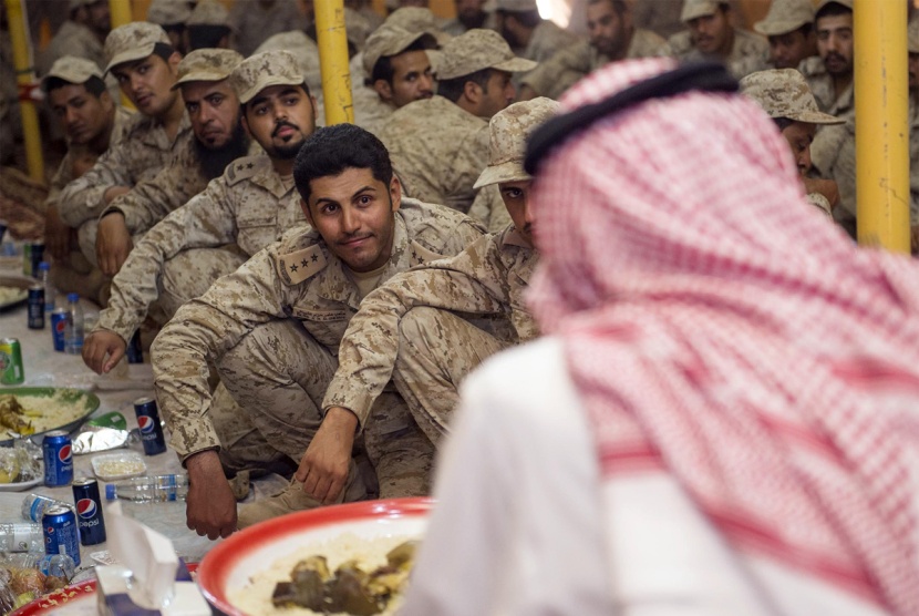 قصة مصورة : ولي العهد يعايد القوات المسلحة