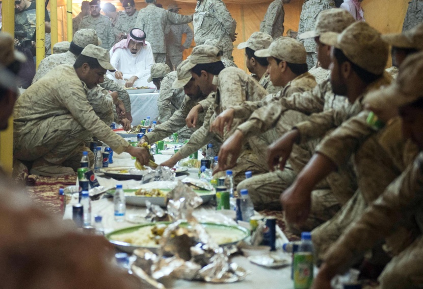 قصة مصورة : ولي العهد يعايد القوات المسلحة