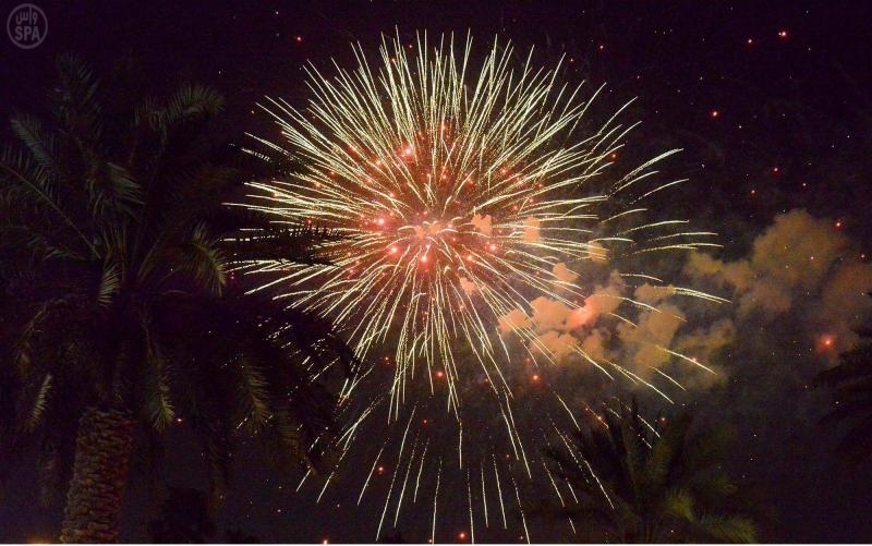 قصة مصورة : الألعاب النارية تضئ سماء الرياض في احتفالية العيد