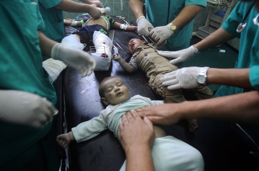 أطفال فلسطينيين يتلقون العلاج الطبي في مستشفى النجار بعد قصف إسرائيل قطاع غزة