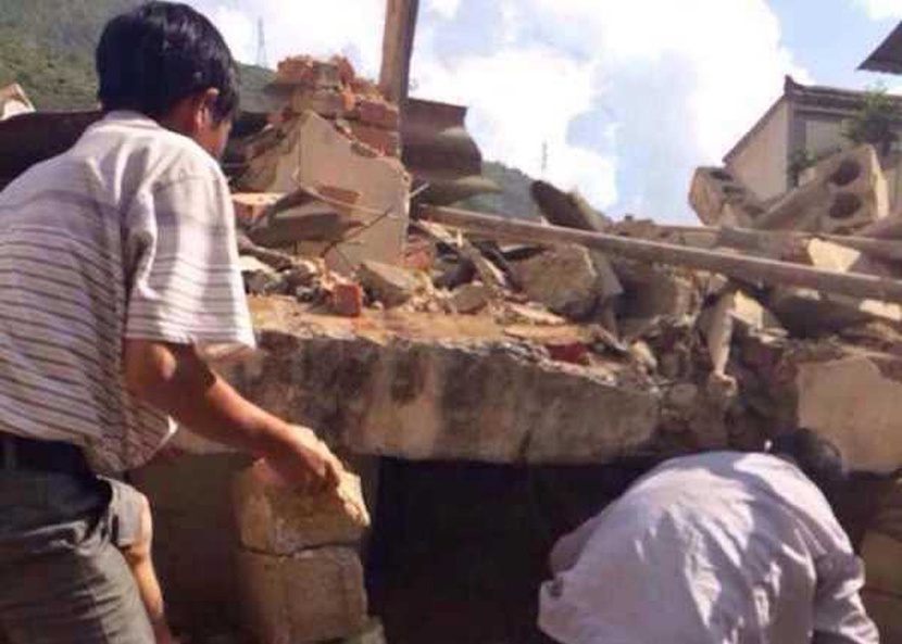 قصة مصورة : ارتفاع حصيلة قتلى زلزال الصين إلى 350