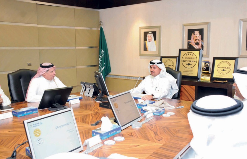 الجاسر يتبادل التهاني مع موظفي «الخطوط السعودية»