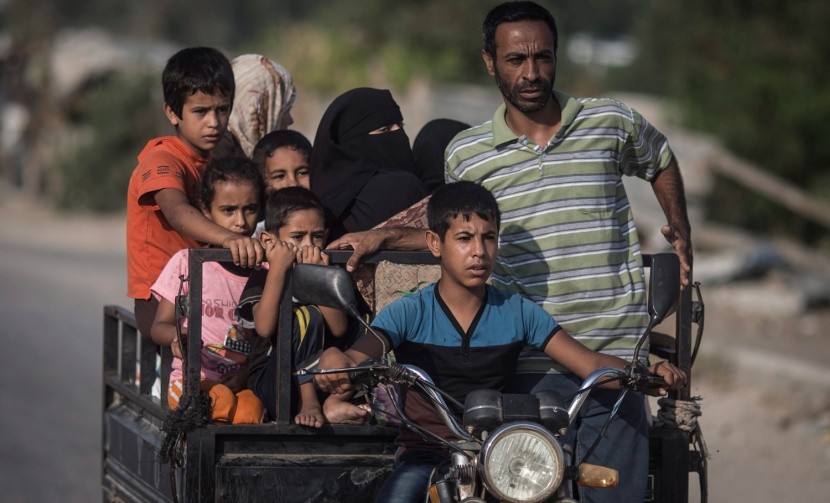 أسرة فلسيطنية تعود إلى منزلها في بيت حانون شمال قطاع غزة بعد انسحاب قوات الاحتلال الصهيوني