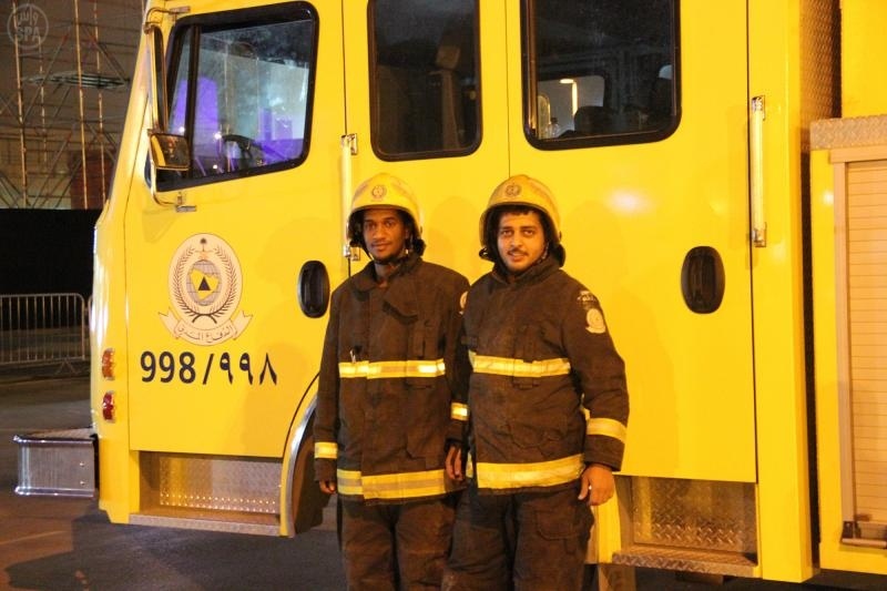"إثراء المعرفة" بالرياض: دفاع مدني متأهب .. وكراس متحركة لكبار السن يدفعها متطوعون
