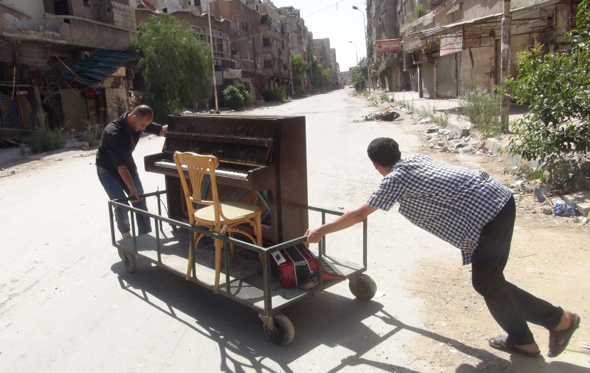 قصة مصورة : فلسطيني يعزف على بيانو في مخيم للإجئين