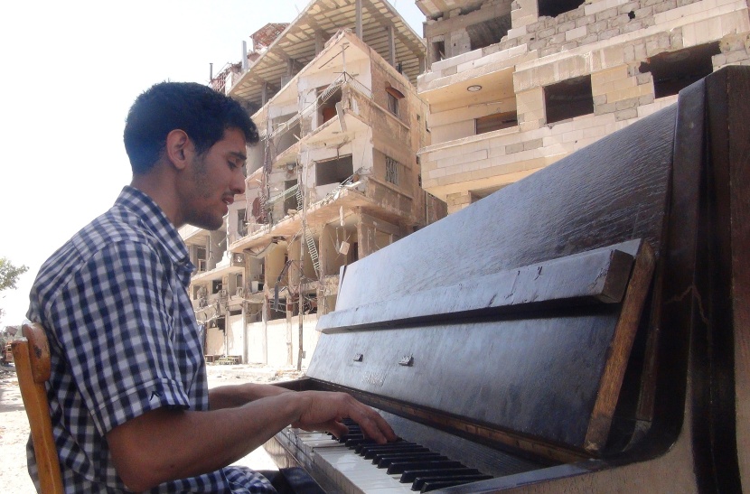 قصة مصورة : فلسطيني يعزف على بيانو في مخيم للإجئين