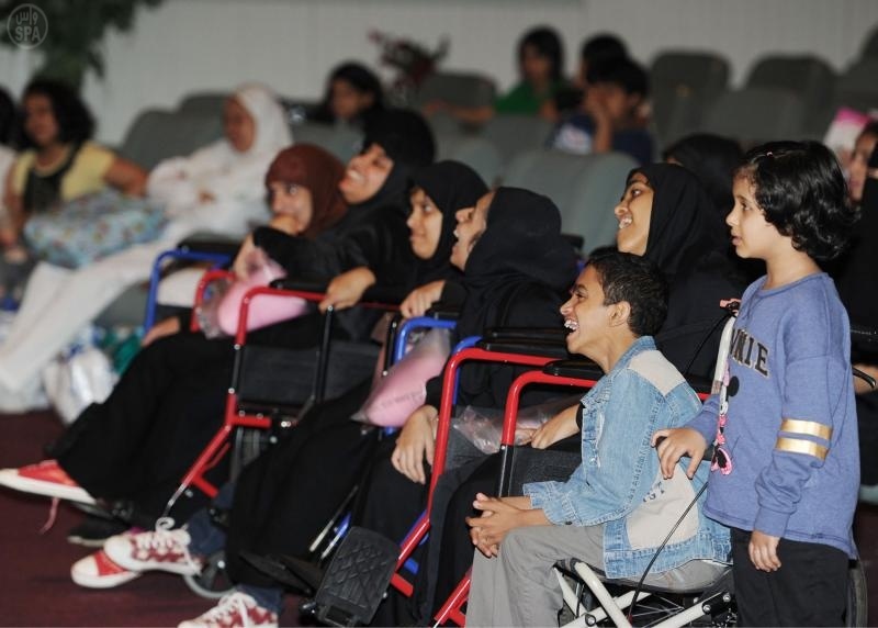 مسرح الطفل بمهرجان التسوق بأبها يرسم البهجة على وجوه ذوي الاحتياجات الخاصة