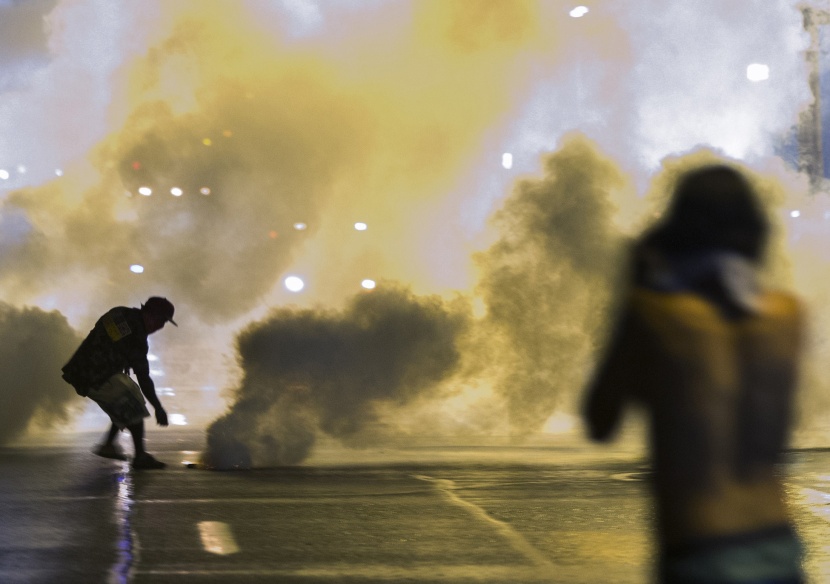 قصة مصورة : الشرطة تطلق قنابل دخان على المحتجين في ميزوري الأمريكية