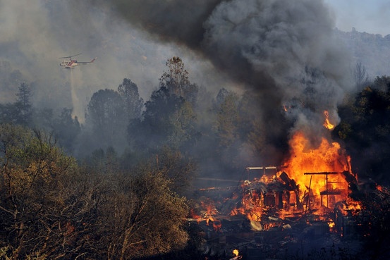 حريق في متنزه يوسيميتي الأمريكي يخرج عن السيطرة وإخلاء 1300 منزل