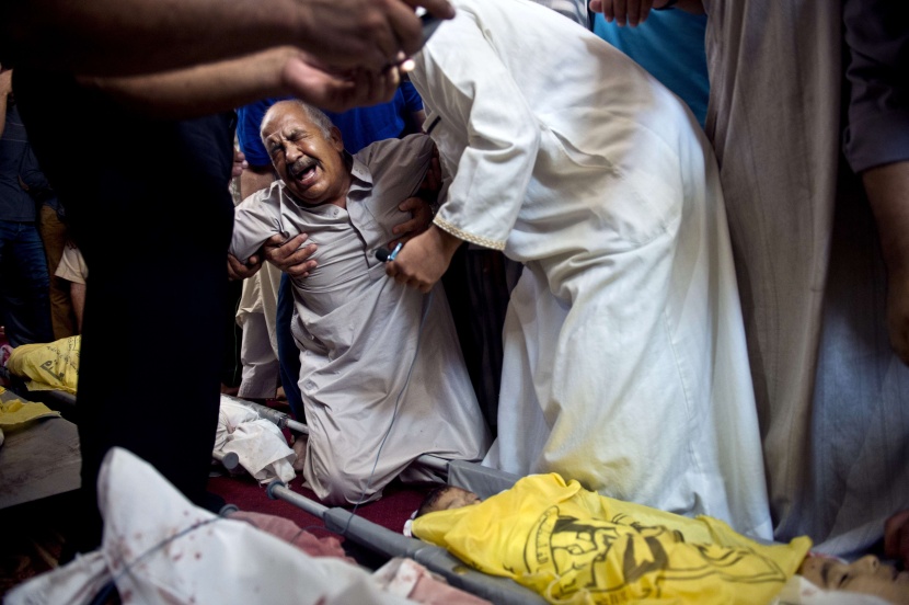فلسطيني يبكي على مقتل  أبنائه إثر  ضربة عسكرية إسرائيلية تجاه غزة
