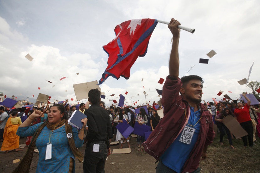 35 ألف نيبالي يرسمون أطول علم لبلادهم سعيا لدخول "جينيس"