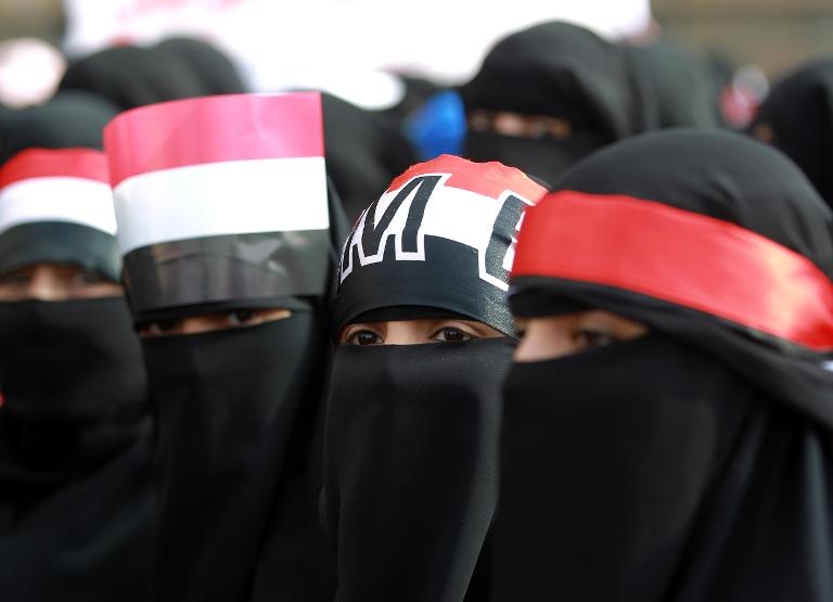 يمنيات يتظاهرن ضد الحوثيين ودعما للرئيس عبد ربه منصور هادي في صنعاء