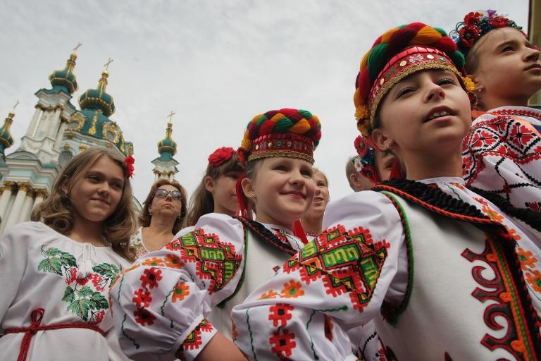أوكرانيات بالزي التقليدي يحتفلن بذكرى الاستقلال في كييف