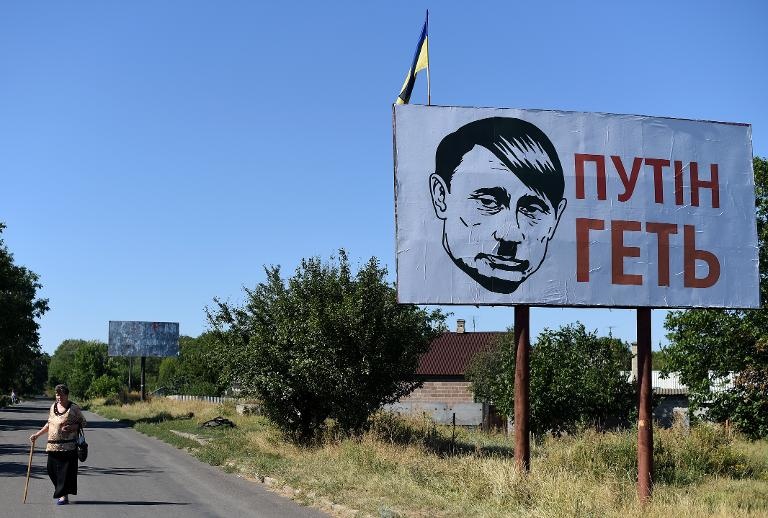 لوحة إعلانية تشبه بوتين بهتلر في فولنوفاخا شرق اوكرانيا
