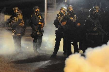 عناصر الشرطة في فرغسن يرتدون بزات مزودة بكاميرات