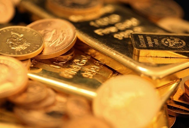 الذهب يتراجع نحو 1% مع ارتفاع الأسهم والدولار