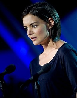الممثلة كيتي هولمز تخوض تجربتها الأولى في الاخراج السينمائي